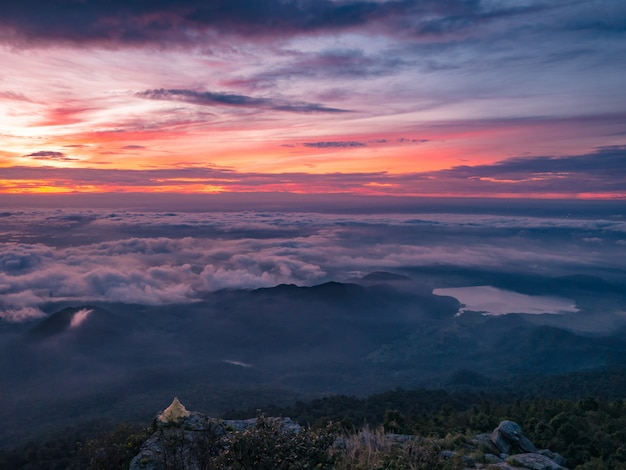 Beau lever de soleil ciel avec mer de la brume de brouillard et lac en forme de coeur le matin sur la montagne Khao Luang dans le parc national de Ramkhamhaeng, province de Sukhothai Thaïlande