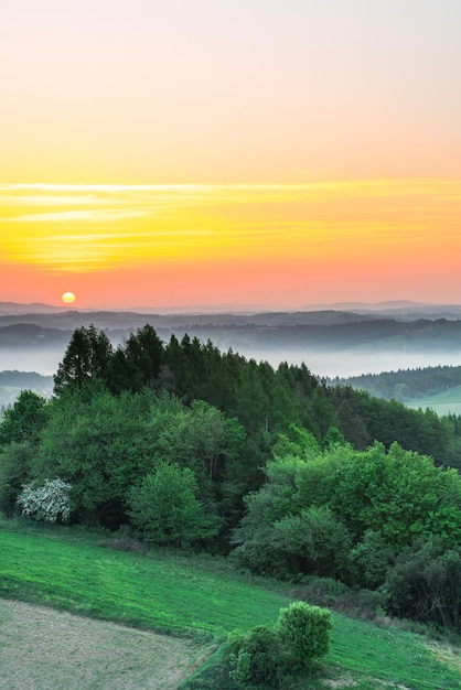 Beau lever de soleil sur les collines matin brumeux