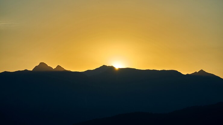 Photo beau lever de soleil dans les montagnes de sotchi, russie
