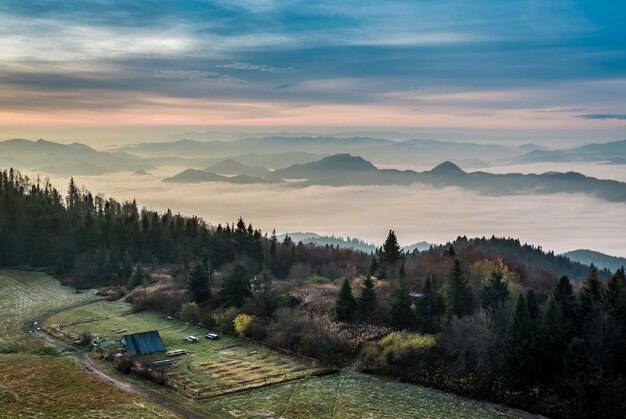 Beau lever de soleil dans les Tatras en automne