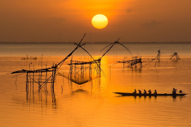 Photo beau lever de soleil depuis le lac pakpra province de phatthalung au sud de la thaïlande