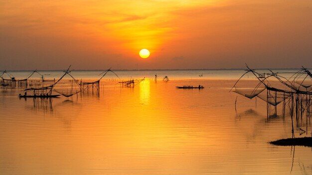 Photo beau lever de soleil depuis le lac pakpra province de phatthalung au sud de la thaïlande