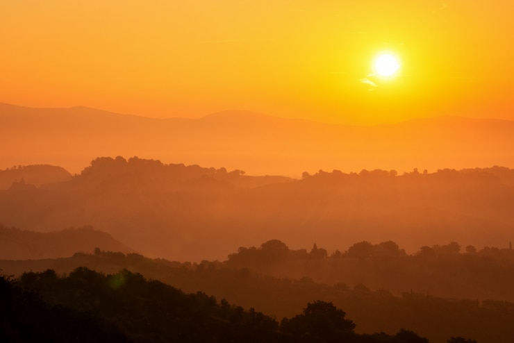 Photo beau lever de soleil du paysage de montagne