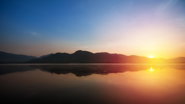 beau lever de soleil sur le lac et la montagne.