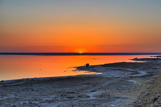 Beau lever de soleil sur le lac salé Chott el Djerid désert du Sahara T