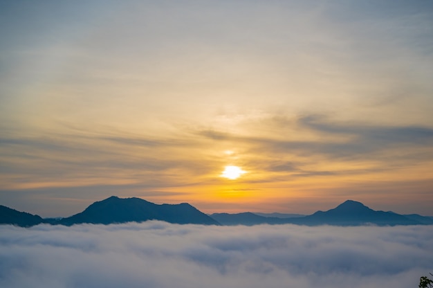 Beau lever de soleil avec une mer de brouillard tôt le matin à phu thok chiang khan district leoi city thailand.Chiang Khan est une vieille ville et une destination très populaire pour les touristes thaïlandais