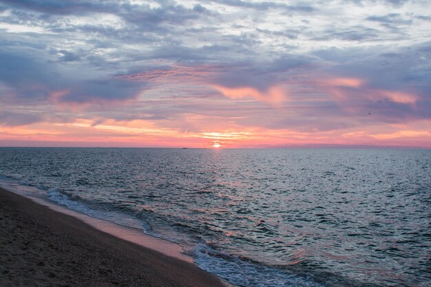 Beau lever de soleil en mer avec des nuages