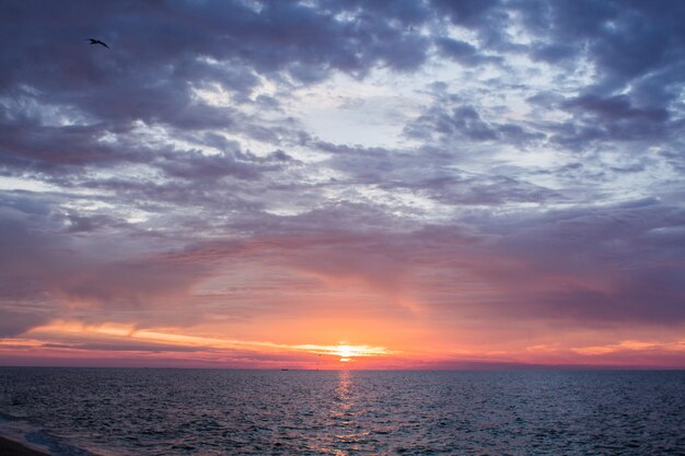 Beau lever de soleil en mer avec des nuages