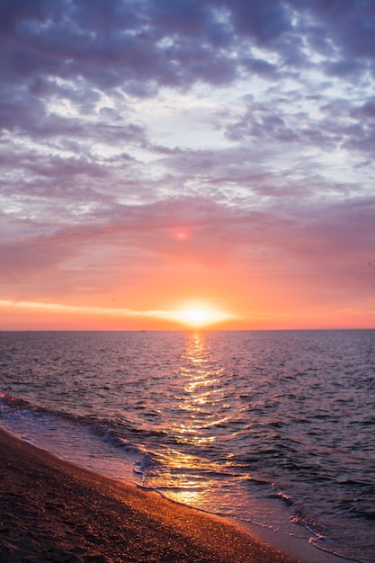 Beau lever de soleil en mer avec des nuages