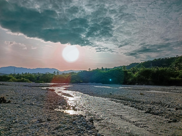 Photo beau lever de soleil sur la montagne et la rivière sèche