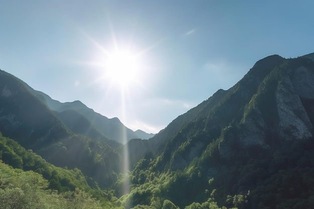 Beau lever de soleil sur les montagnes verdoyantes à la lumière du matin avec des nuages duveteux sur un ciel bleu vif Concept de fraîcheur de la nature