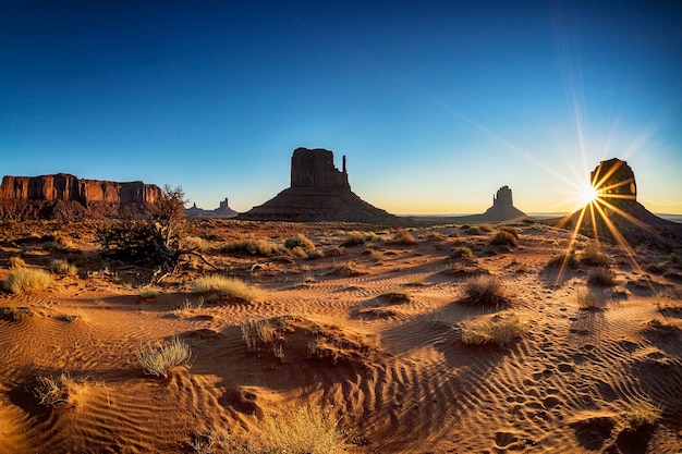 Beau lever de soleil à Monument Valley, USA