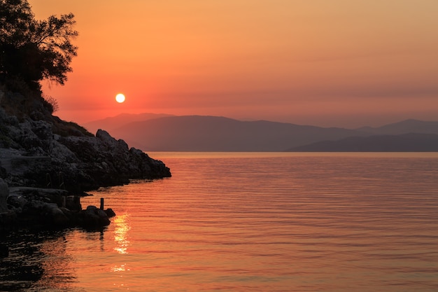 Beau lever de soleil mystique sur l'île de Corfou Grèce