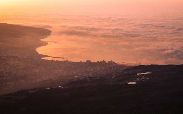 Beau lever de soleil avec des nuages au-dessus de la mer