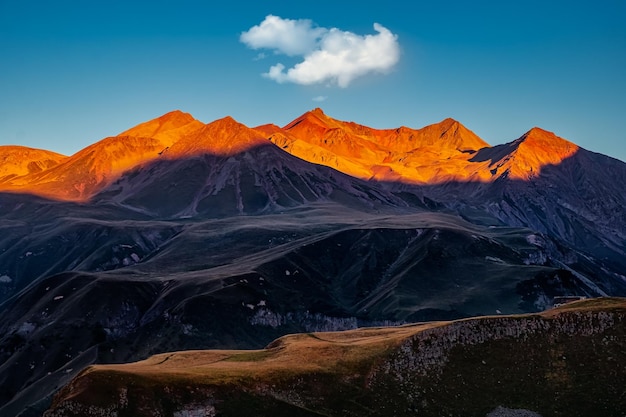 Beau lever de soleil de paysage de montagne avec des couleurs moroses Kazbegi Géorgie