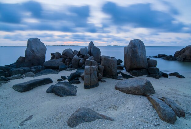 Beau lever de soleil sur la plage de Bintan