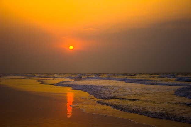 Un beau lever de soleil à la plage de Chirala en Inde