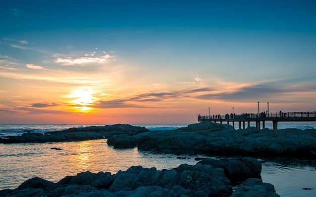 beau lever de soleil sur la plage de Homigot, Pohang, Corée du Sud,