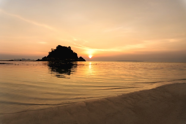 Beau lever de soleil sur la plage de Koh Lipe en Thaïlande, vacances d&#39;été