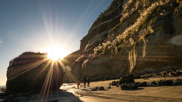 Beau lever de soleil sur la plage lors d'une randonnée côtière