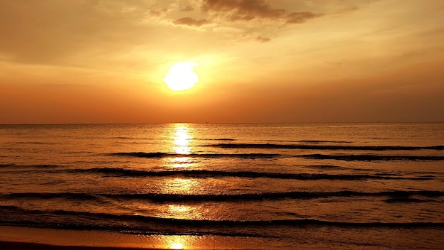 Beau lever de soleil sur la plage le matin