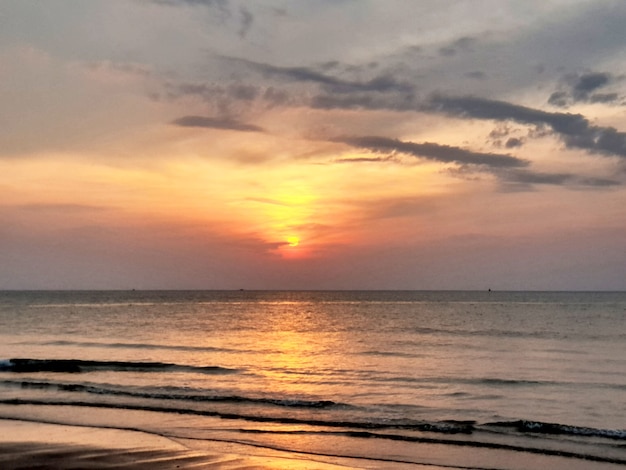 Beau lever de soleil sur la plage le matin