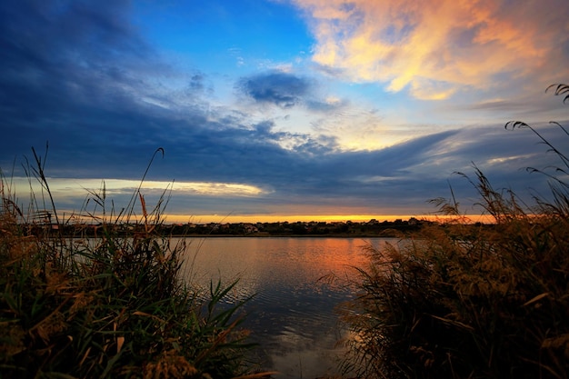 Beau lever de soleil sur la rive du fleuve pour la pêche