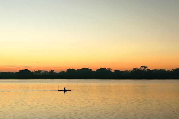 beau lever de soleil sur les rives du lac Yarinacocha à Pucallpa