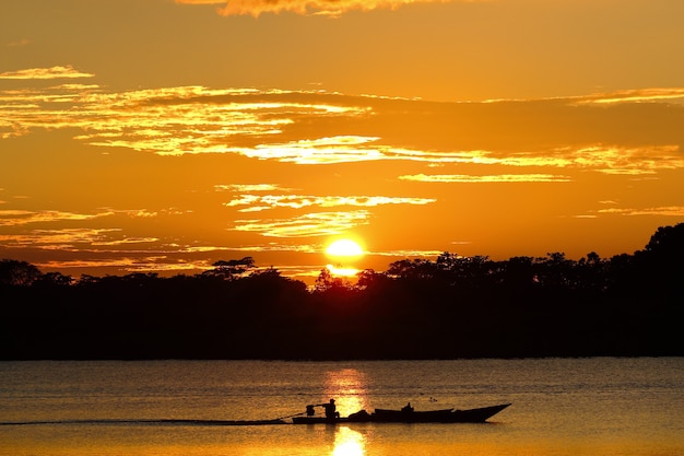 beau lever de soleil sur les rives du lac Yarinacocha à Pucallpa