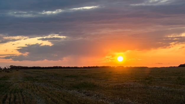 Beau lever de soleil sur le terrain.Soirée d'été à Blagoveshenskaya. Anapa, Russie.