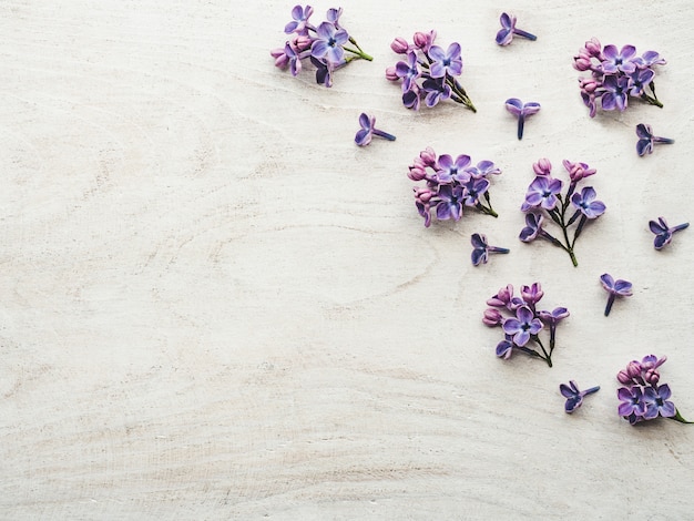 Beau lilas allongé sur une table en bois