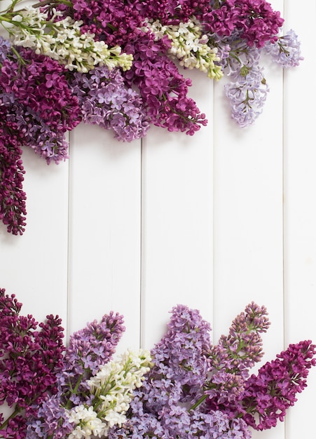 Le beau lilas sur un fond en bois