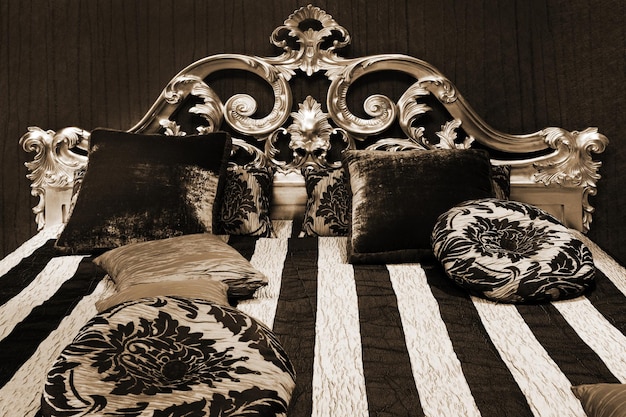 beau lit à la mode dans une chambre moderne