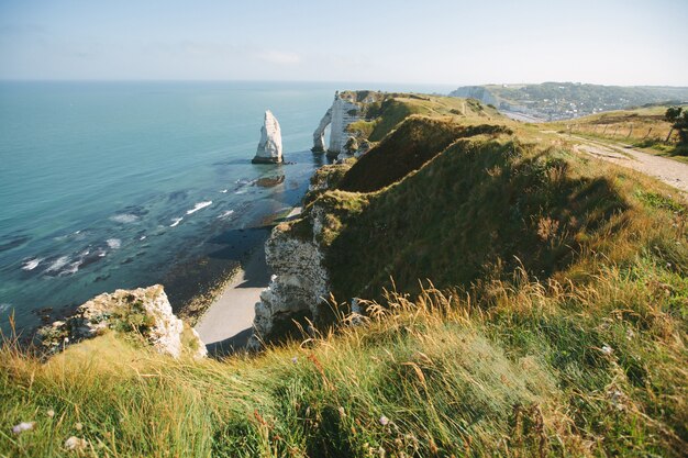 Photo beau littoral et falaise d'albâtre de la baie d'etretat, france