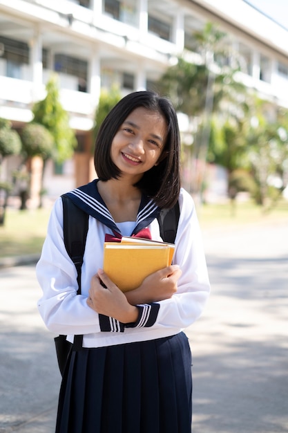 Beau livre de tenue d'étudiant à l'école