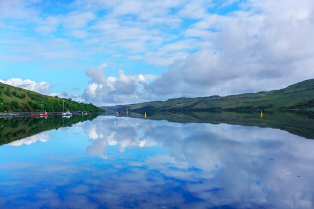 Beau Loch Harport à Carbost le matin avec réflexion , île de Skye , Ecosse