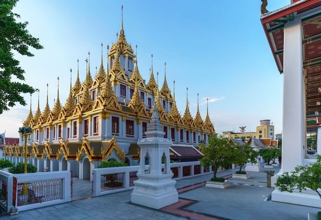 Beau Loha Prasat ou monastère de fer de Wat Ratchanatdaram au crépuscule Bangkok Thaïlande texte étranger disant Loha Prasat