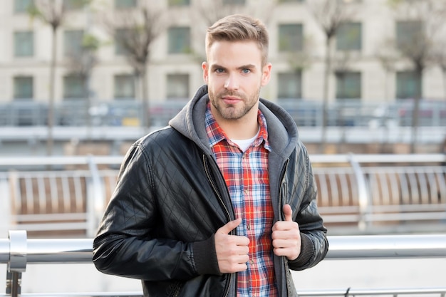 Beau look. Bel homme sur l'extérieur urbain. Mec caucasien avec un beau visage mal rasé et des cheveux élégants. Style et toilettage. Tendances de la mode masculine. Mode de vie urbain. Confiant et beau.