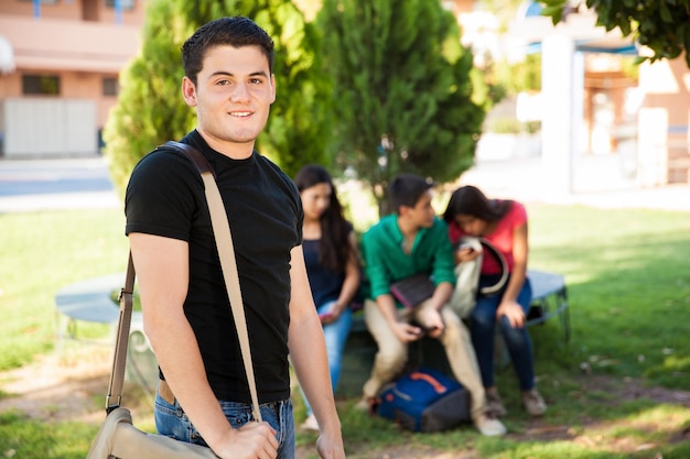 Beau lycéen traînant avec certains de ses amis à l'école