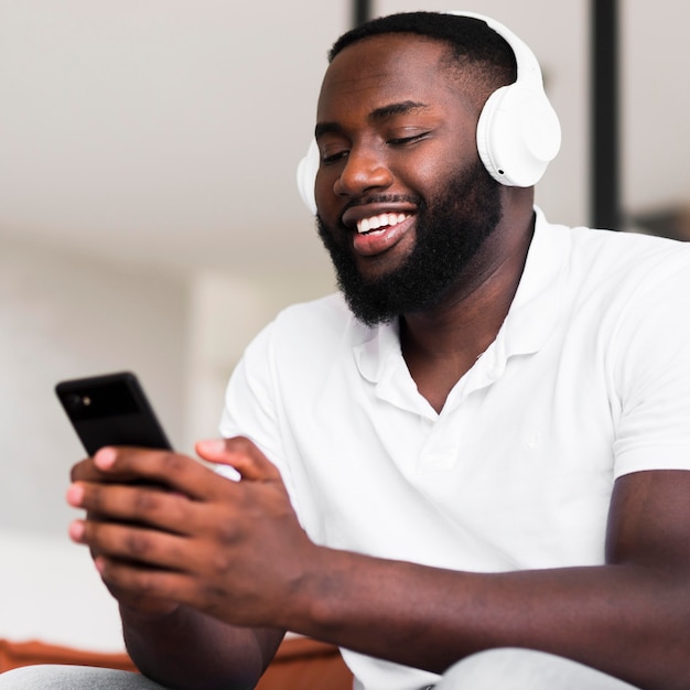 Photo beau mâle adulte, écouter de la musique