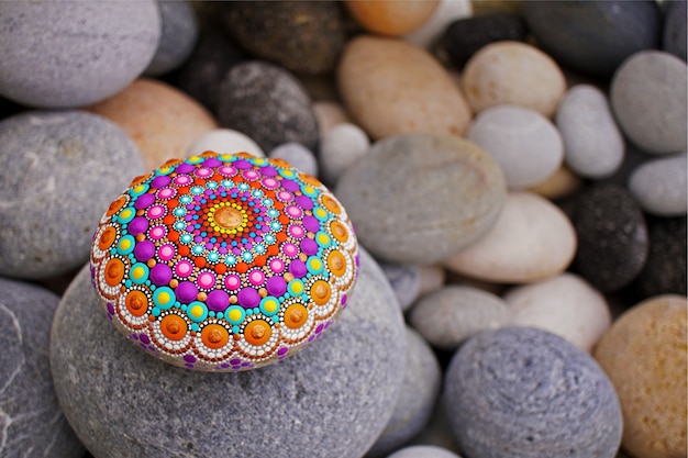 Beau mandala peint à la main sur une pierre de mer