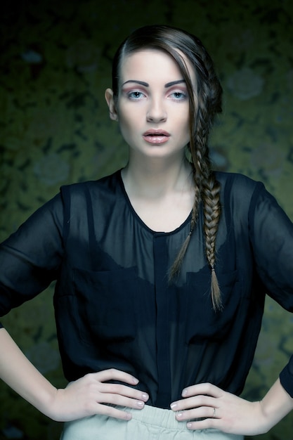 Beau mannequin avec une coiffure créative. Prise de vue en studio.