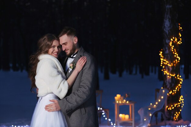 Beau mariage d'hiver à l'extérieur en soirée