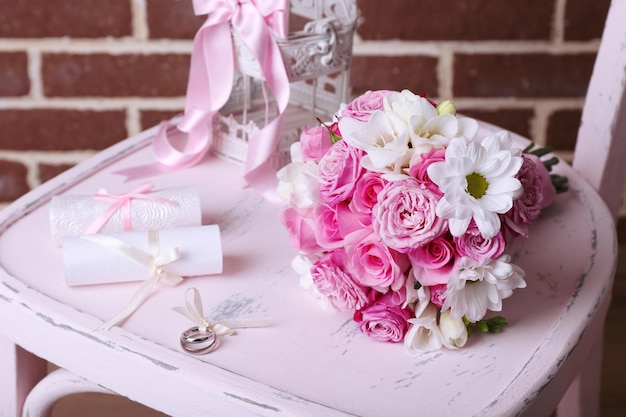 Beau mariage nature morte avec bouquet sur fond de mur de briques