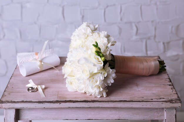 Beau mariage nature morte avec bouquet sur fond de mur gris