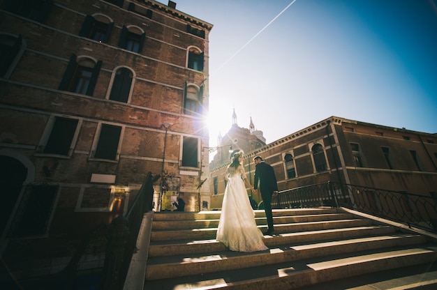 Beau marié avec une mariée heureuse dans la rue