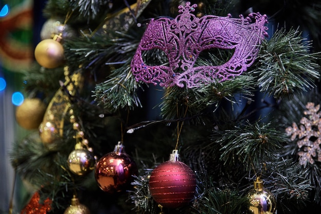 Beau masque de carnaval suspendu à l'arbre de Noël