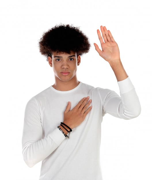 Beau mec afro avec sa main droite sur le coeur