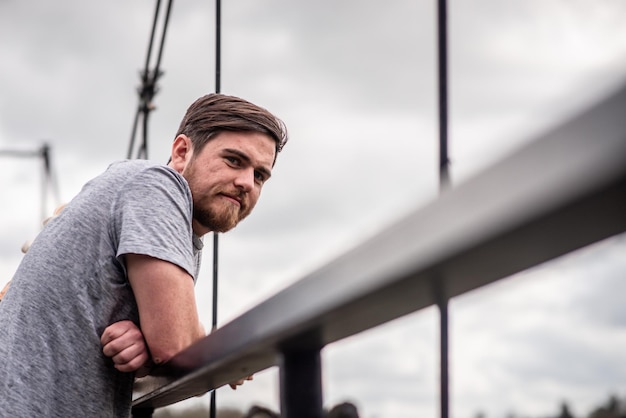 Beau mec attentionné sur le pont