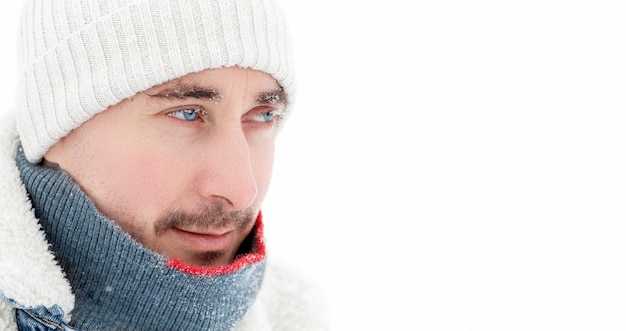 Photo beau mec aux yeux bleus flocons de neige sur le visage portrait d'hiver espace de copie